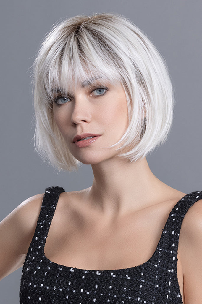 Photo of a woman wearing Sing by Ellen Wille in the color Platin Blonde Rooted.