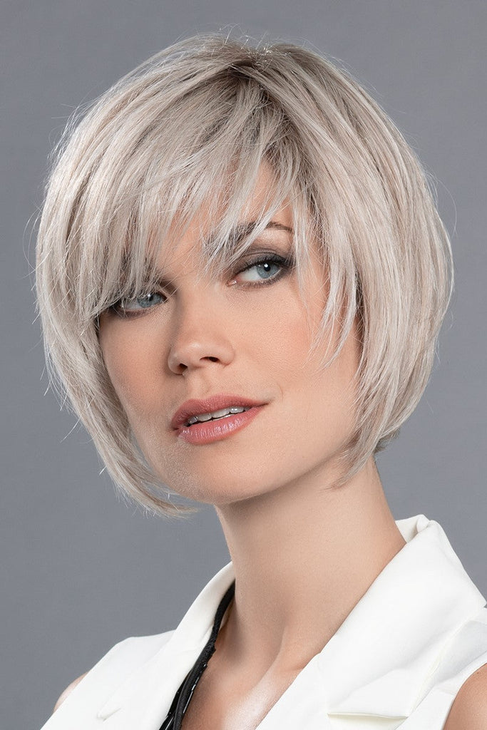 Women wearing Promise Mono Part by Ellen Wille in the color Pearl Blonde Rooted.