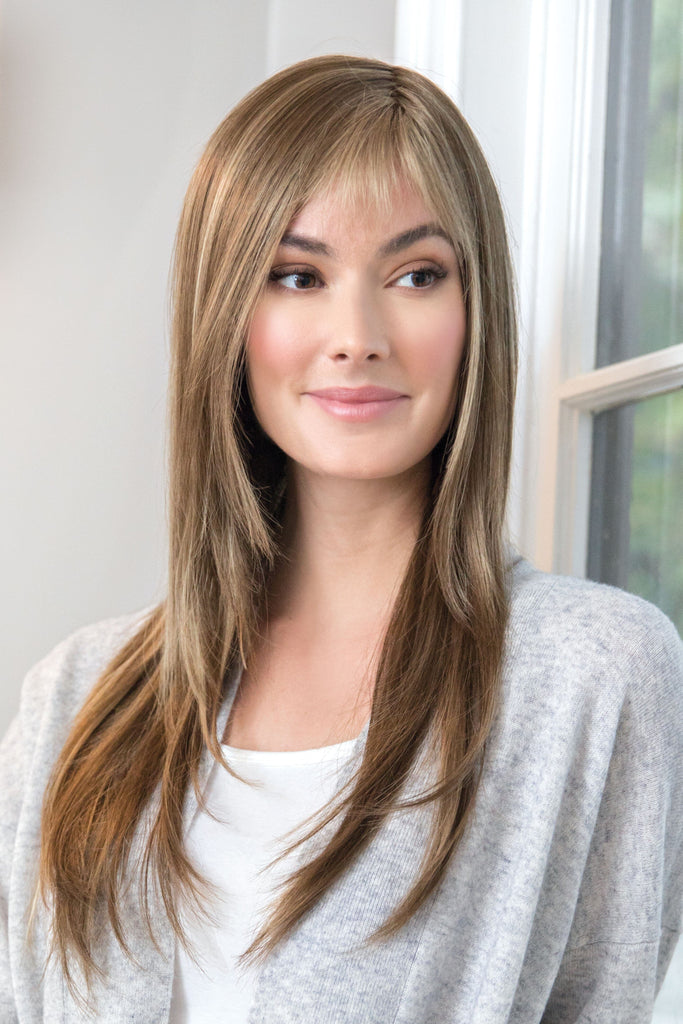 Model wearing the Amore wig Stevie, a long layered wig with bangs in color 4.