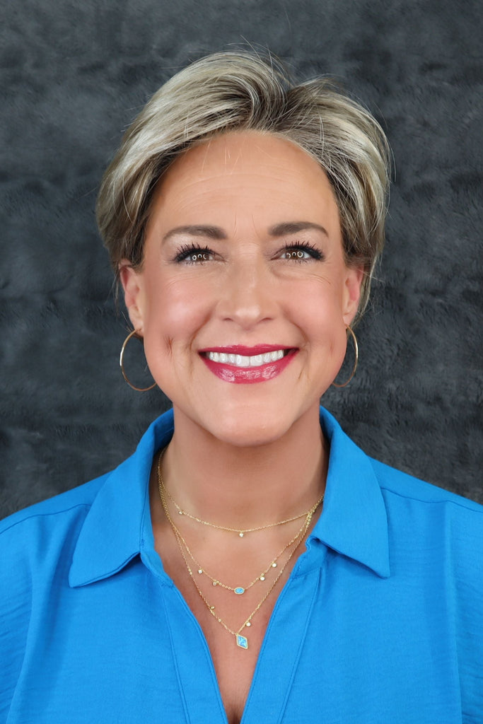 Model styling the color 12FS8.