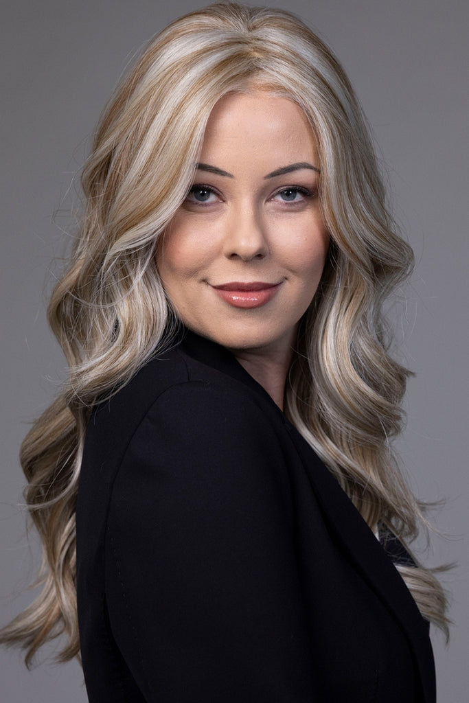 Woman wearing Priestly by Belle Tress in the color Cream Soda Blonde.