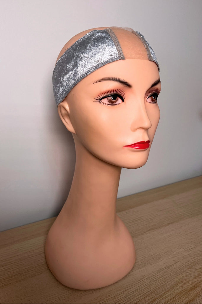 Mannequin showing the Velvet Grip with Lace in the color Grey.