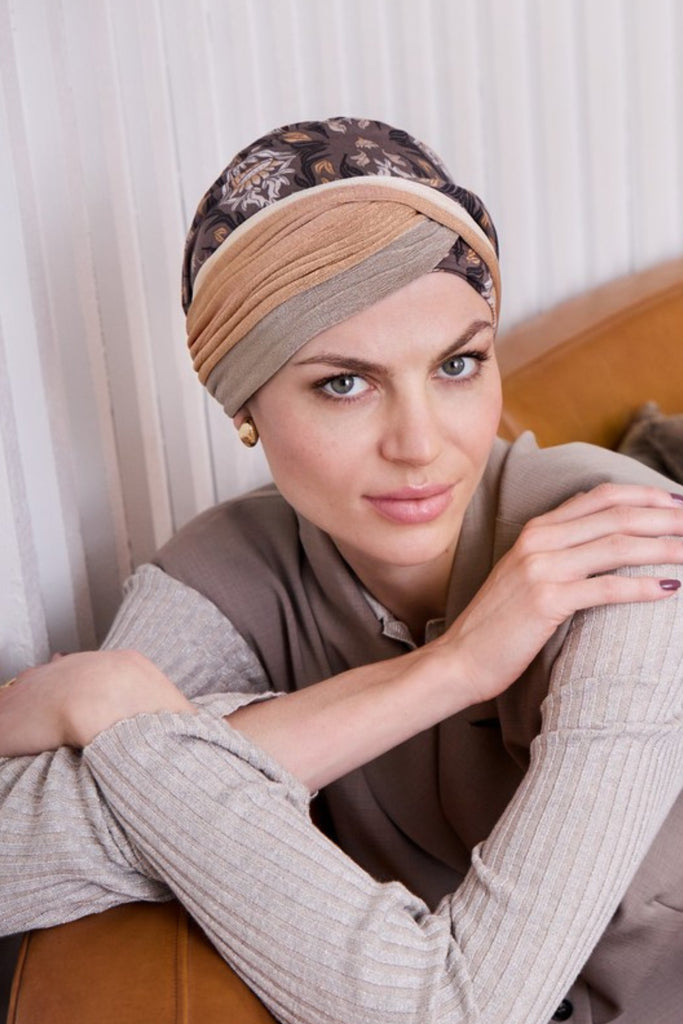 Woman wearing the color Autumn Ornaments 4047.