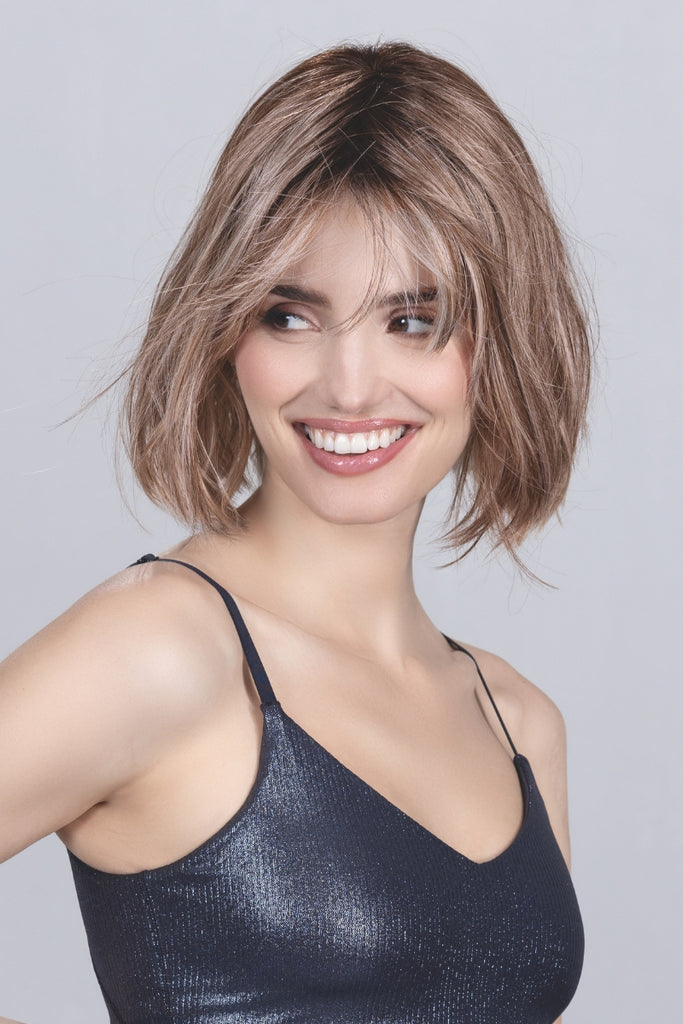 Woman wearing Vivi in the color Dark Sand Frosted.