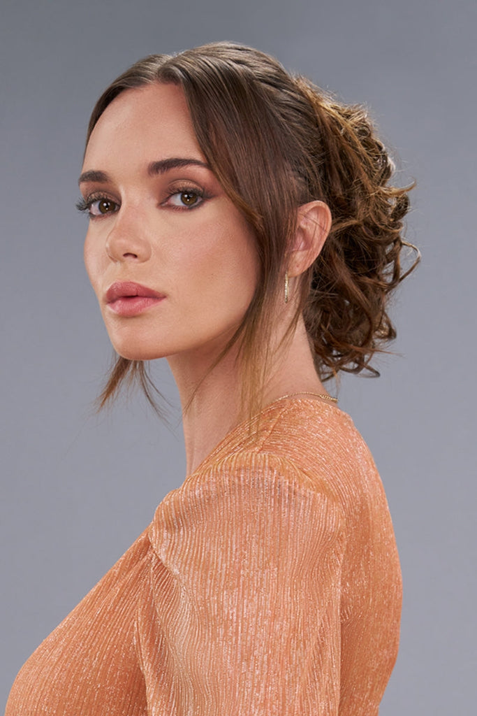 Woman wearing EasiHair's EasiLuxe Clip in the color 8/30 (Cocoa Twist).
