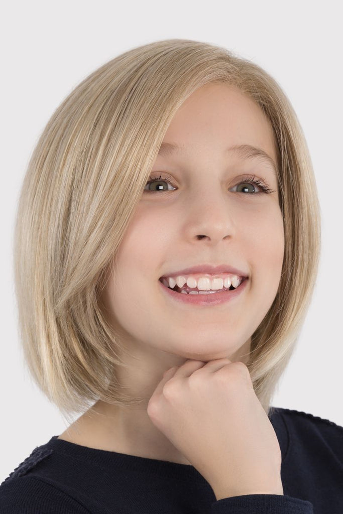Girl modeling Ellen Wille children's wig Eli in the color Light Blonde.