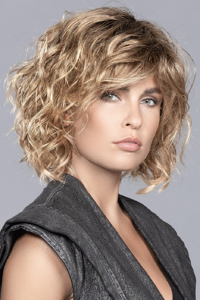 Ellen Wille Wig Girl Mono worn by a young woman, beautiful curly wig in a blonde brunette color.