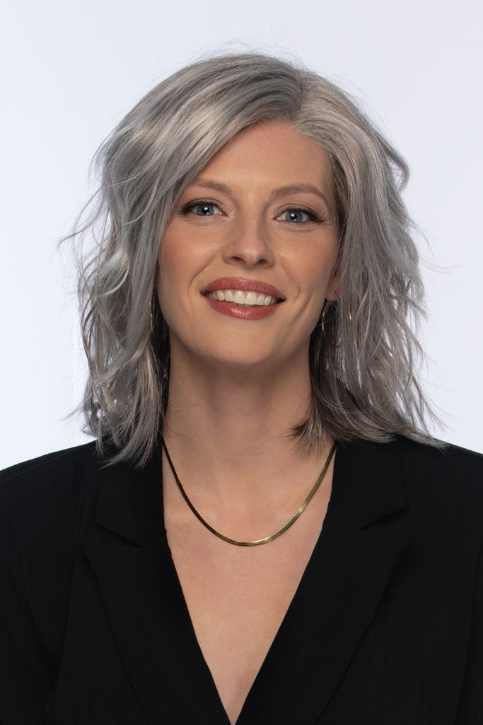 Model styling Mellow in the color R51LF60.