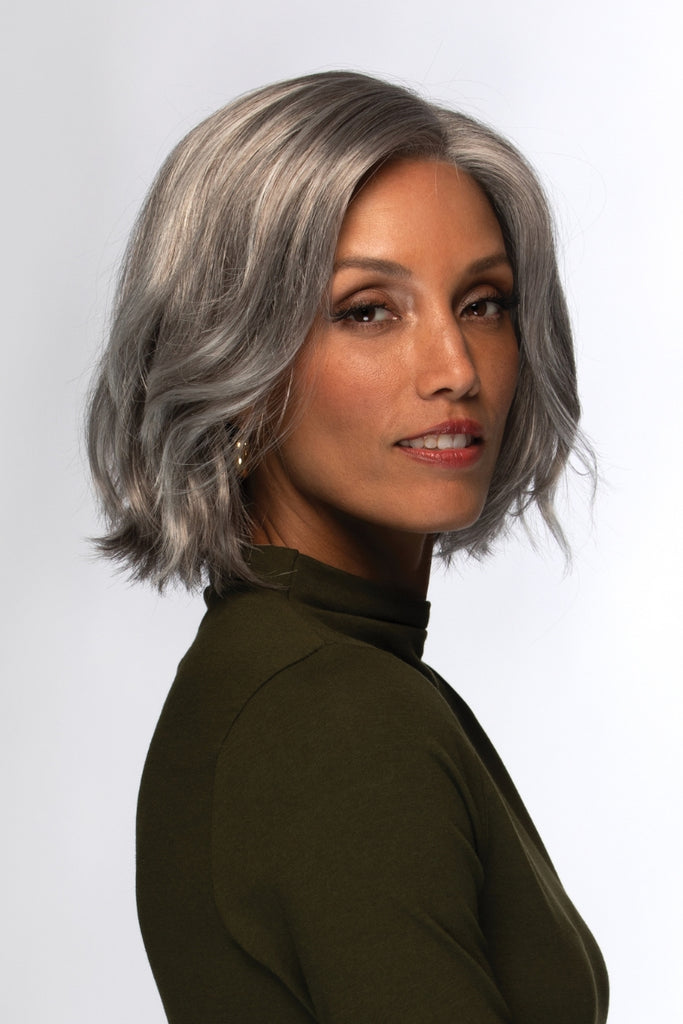 Model styling Sage in the color R51LF60.