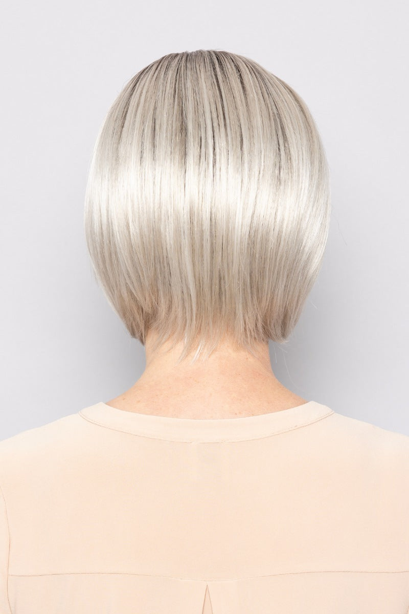 Farrah Wig by Henry Margu. Condition is New with t Henry Margu Wigs | Farrah Wig by Henry Margu main image 2