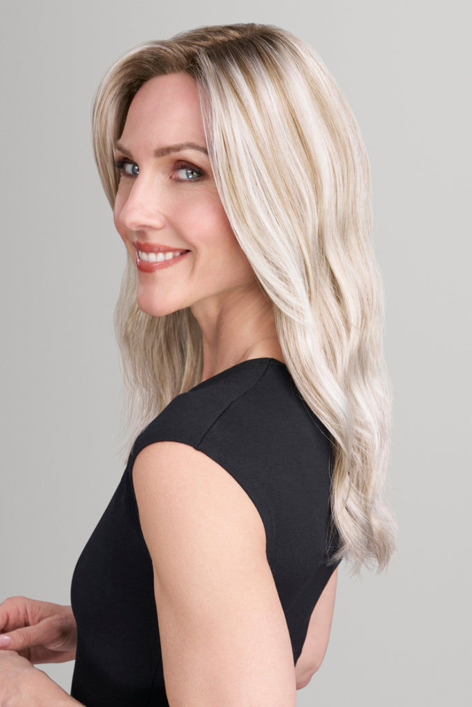 Woman wearing Olivia in the color F217/101S18.