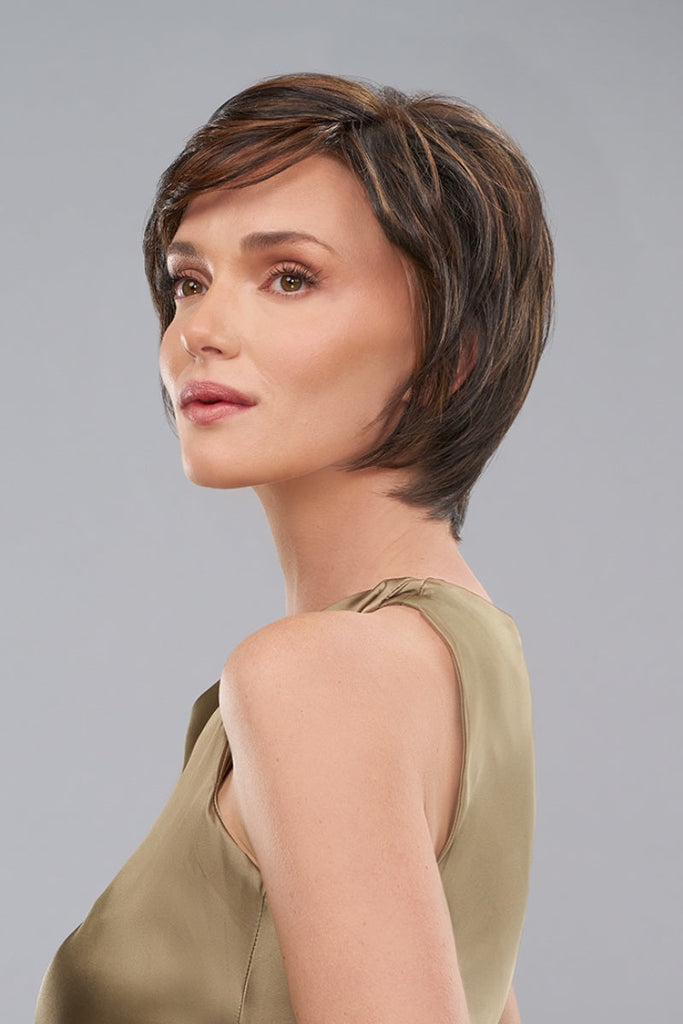 Model wearing the color FS4/33/30A (Midnight Cocoa).