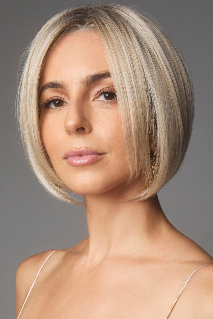 Woman wearing Ayumi in the color Light Ash Blond-R.