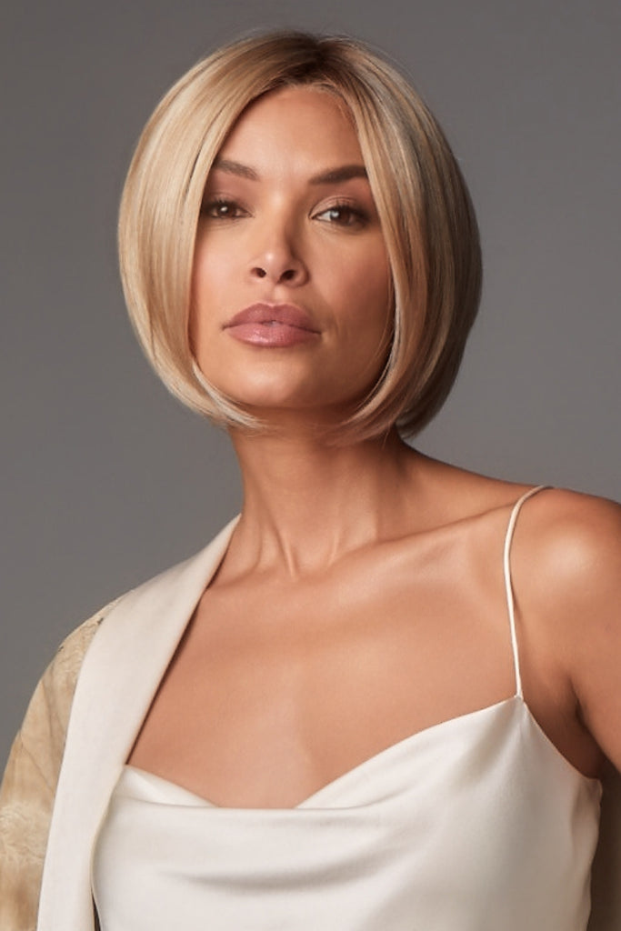 Woman wearing Ayumi in the color Sandy Cream Blond-R.