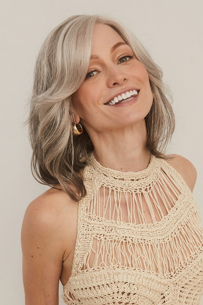 Woman wearing Sheena in the color Silver Stone.