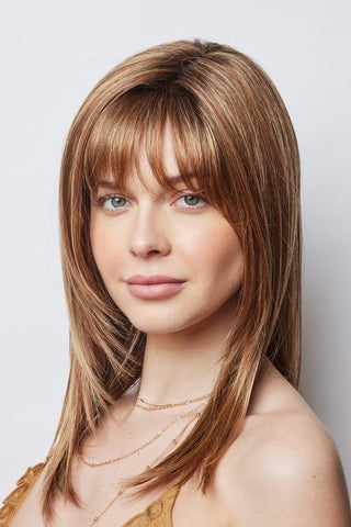 Model wearing the Amore wig Arden (#2584) 1.