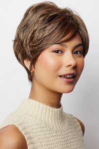Model wearing the Amore wig Bay (#2585) 1.