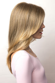 Model wearing the Amore wig Brandi #2503 7.
