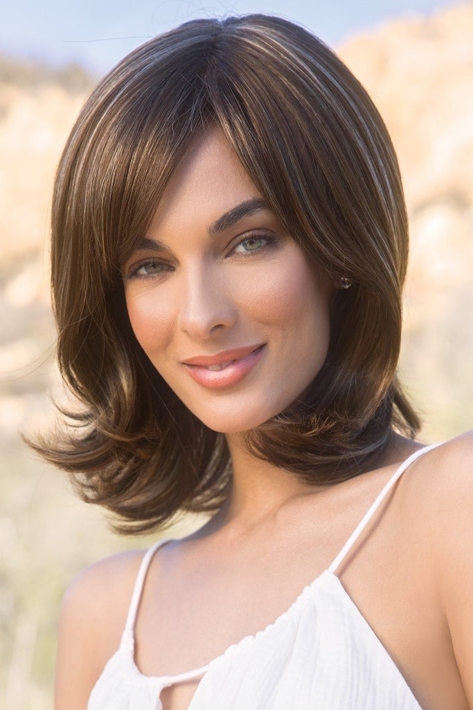 Model wearing the Amore wig Levy (#2582) 1.