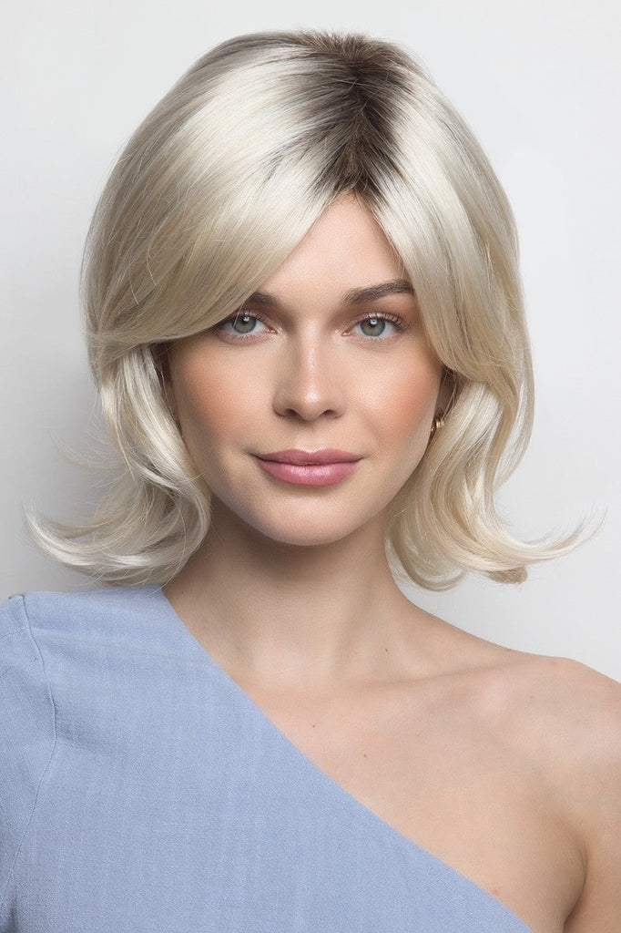 Model wearing the Amore wig Levy (#2582) 9.