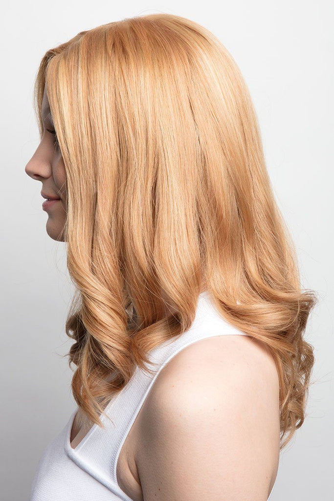 Model wearing the Fair Fashion wig Giada Human Hair (#3101) 2.